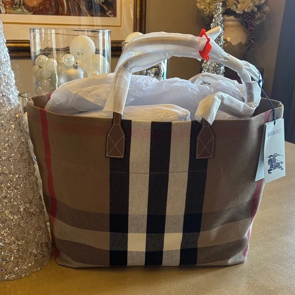 NWT Burberry Classic Checkered Canvas Tote - Picture 2 of 10